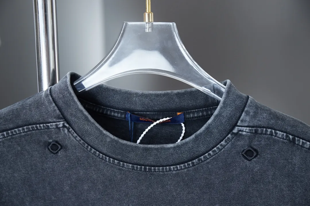 🅿️200 1V / Washed Ribbed T-shirt This washed T-shirt uses garment dyeing technology to present a lazy retro atmosphere. The logo and Monogram flower eyelets are embroidered on the chest and neckline respectively. With the rib elements extending from the collar to the sleeves, the trendy design shows a casual style.  The exquisite embroidery machine combines complex embroidery needlework and fine detail processing to create a three-dimensional embroidery effect. The classic trademark letter design restores consistent size spacing; the embroidery is fine and dense, the font is clear and the lines and three-dimensionality are strong. Combined with eyelet embroidery technology, it can express very delicate floral patterns due to the fineness of eyelet embroidery technology.  Garment distressing gives fabrics a vintage, nostalgic look by simulating the effects of long-term use and natural wear and tear. The snowflake pattern area is treated to simulate a fading effect; softeners are usually used during the treatment process to make the fabric softer and more comfortable. S M L XL